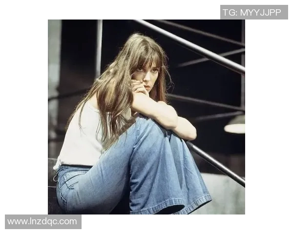 布鲁尼的魅力：探索她在时尚界的影响力与个人风格的独特之处