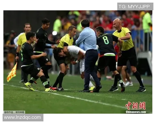 拜仁与佛罗伦萨比赛中的争议判罚引发广泛讨论与热议