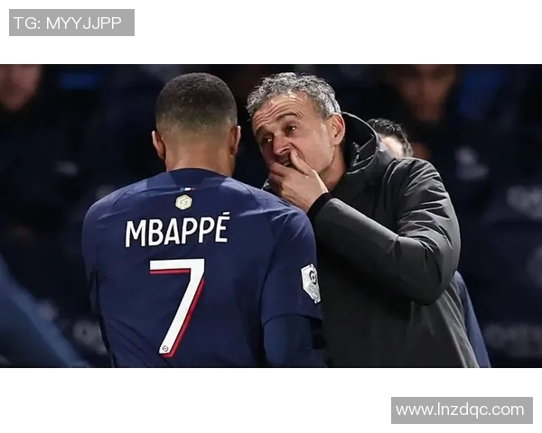姆巴佩与巴黎续约传闻再起，球迷翘首期待未来合约细节揭晓