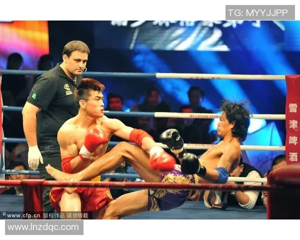 泰拳王在比赛中意外遭遇重击引发全场震惊与热议